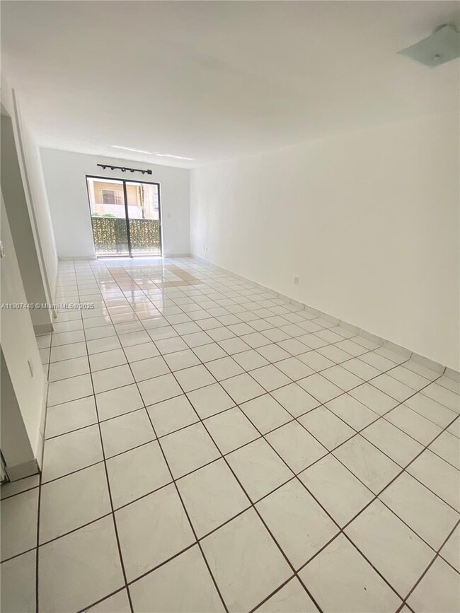 605 NW 72nd Ave in Miami, FL - Building Photo - Building Photo