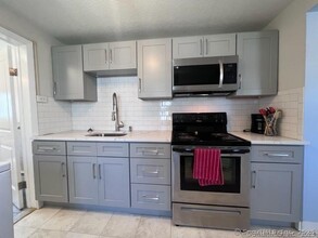 40 Portland Ave in Old Lyme, CT - Building Photo - Building Photo