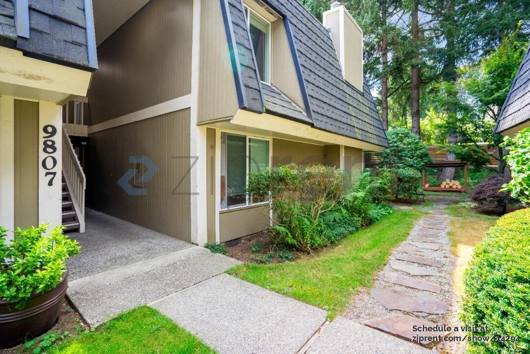 9807 NE 124th St in Kirkland, WA - Building Photo