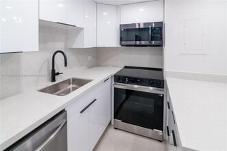 825 Brickell Bay Dr, Unit 1151 in Miami, FL - Foto de edificio - Building Photo