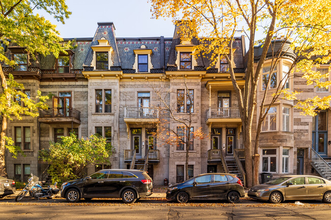 3439-3449 De Bullion Rue in Montréal, QC - Building Photo - Primary Photo