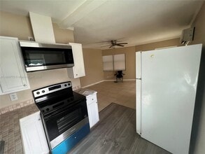3050 Hayes St in Hollywood, FL - Building Photo - Building Photo