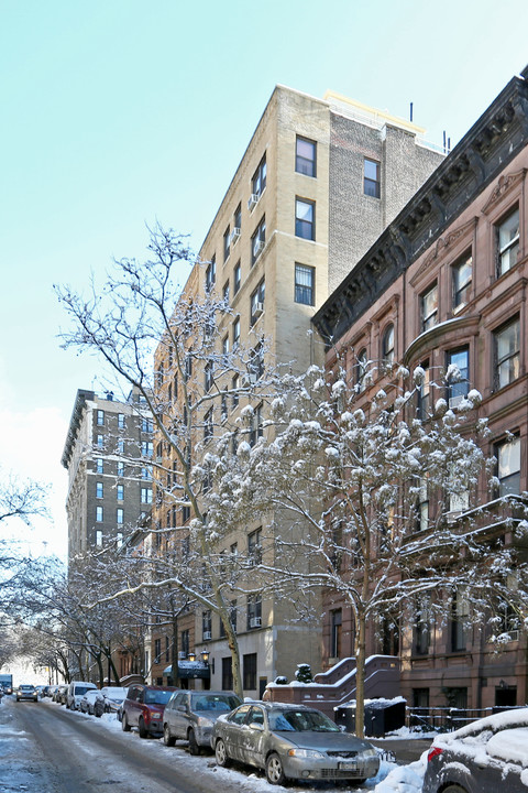 28 W 69th St in New York, NY - Building Photo