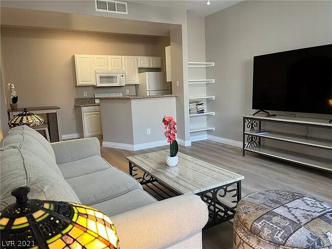 5130 S Jones Blvd, Unit 107 in Las Vegas, NV - Foto de edificio - Building Photo