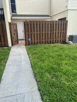 641 Executive Center Dr in West Palm Beach, FL - Building Photo