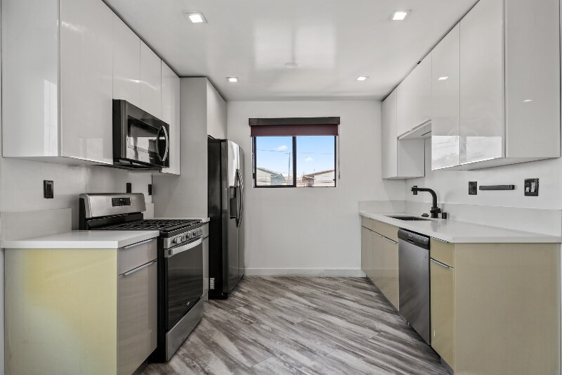 5667 La Mirada Ave in Los Angeles, CA - Building Photo