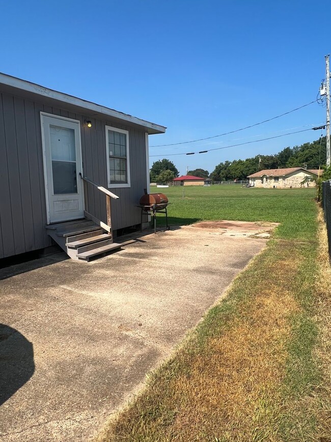 10584 Cleveland Ave in Belcher, LA - Foto de edificio - Building Photo