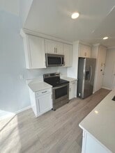 6050 Canterbury Dr, Unit F305 in Culver City, CA - Building Photo - Building Photo