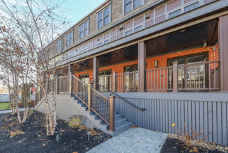 Thread Hyde Park in Hyde Park, MA - Foto de edificio - Building Photo