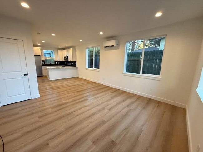 413 SE Yew Ln in Bend, OR - Building Photo - Building Photo