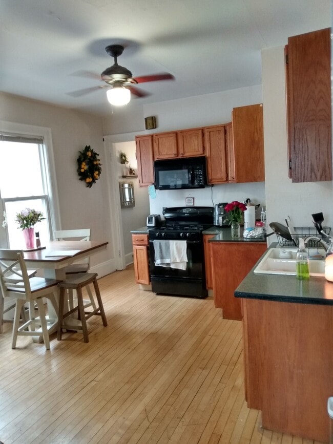 2948 N Newhall St, Unit Lower