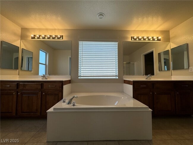 9048 Winchester Ridge St