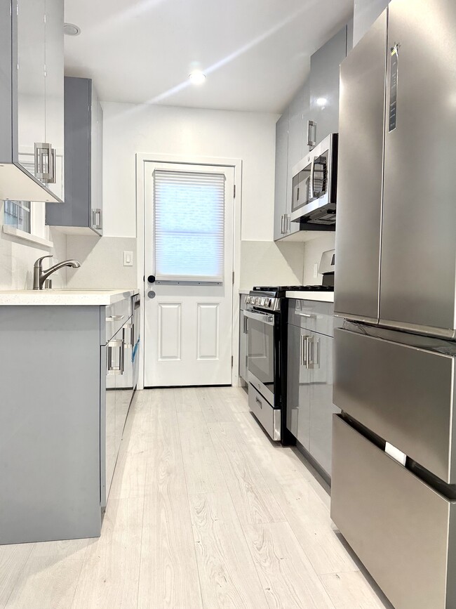 742 Earlham St, Unit 744 in Pasadena, CA - Building Photo - Building Photo