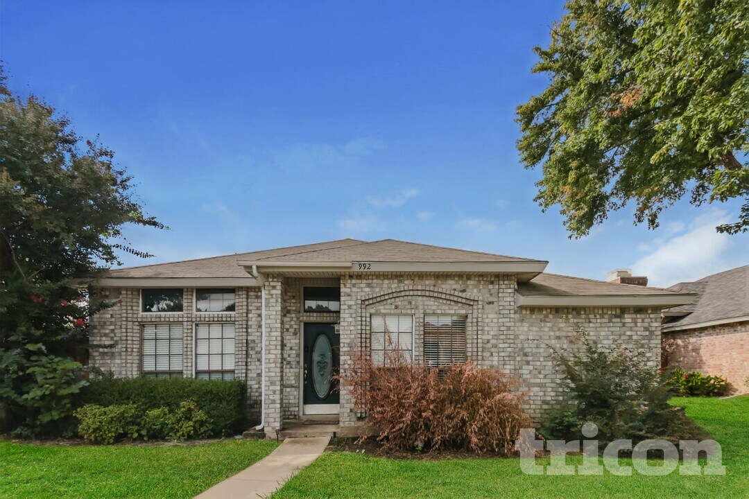 992 Mauve Dr in Lewisville, TX - Foto de edificio