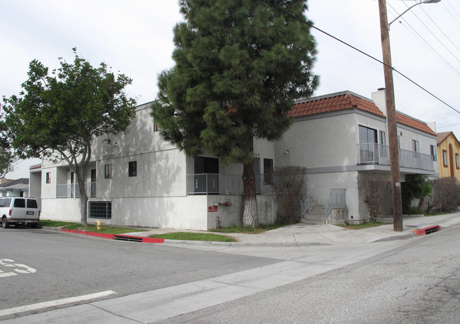 16129 Prairie Ave in Lawndale, CA - Foto de edificio - Building Photo