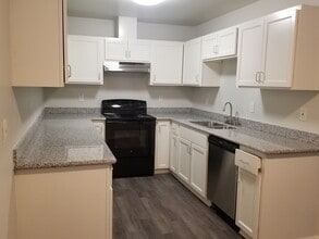 1607 Waco St in Dayton, TX - Foto de edificio - Building Photo