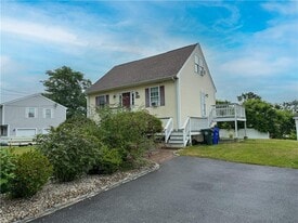 2 Beatrice Ln in Bristol, RI - Building Photo