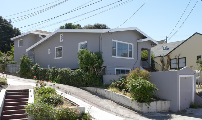 570 Athol Ave in Oakland, CA - Building Photo - Building Photo