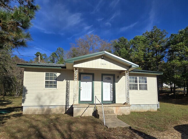 1325 N Main St in Melbourne, AR - Building Photo - Building Photo