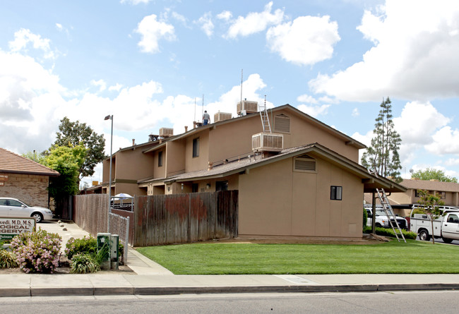 701 W Putnam Ave in Porterville, CA - Foto de edificio - Building Photo