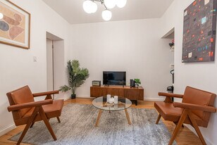 136 E 57th St in New York, NY - Building Photo