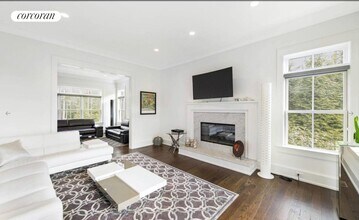 20 Lighthouse Ln in Sag Harbor, NY - Building Photo - Building Photo
