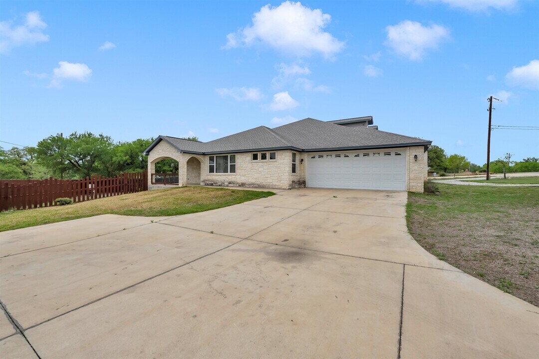 623 Skyline Dr in Kingsland, TX - Building Photo