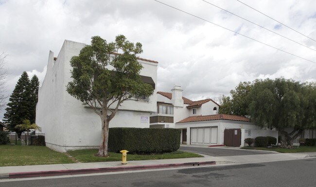 1931-1935 Houston Ave in Fullerton, CA - Foto de edificio - Building Photo