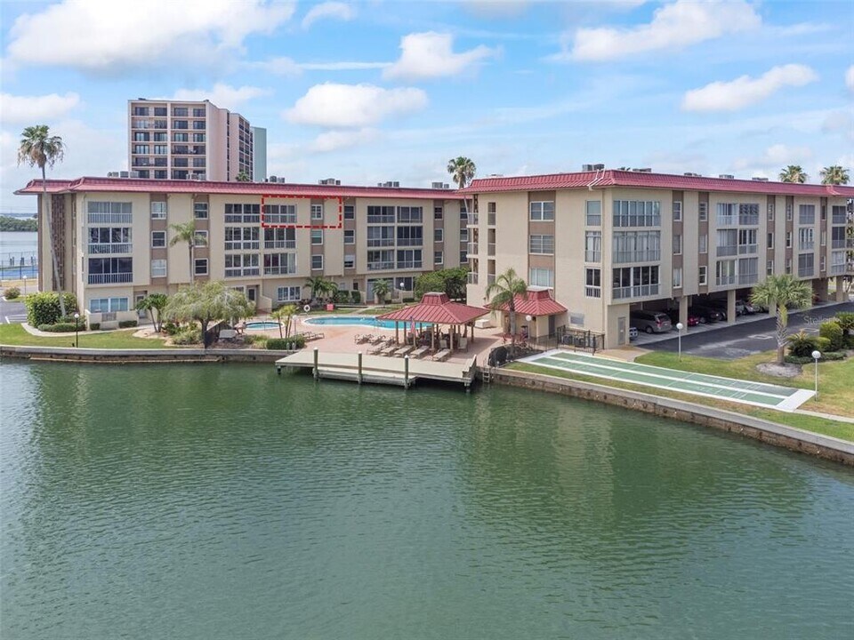 105 Island Way in Clearwater, FL - Building Photo
