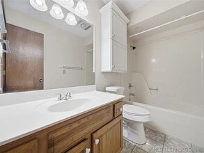 6738 S 78th East Ave in Tulsa, OK - Foto de edificio - Building Photo