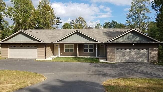 426 Academy Rd, Unit 426-A Academy Rd in Hendersonville, NC - Building Photo - Building Photo