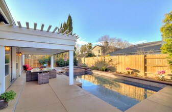 5723 Cowell Blvd in Davis, CA - Building Photo - Building Photo
