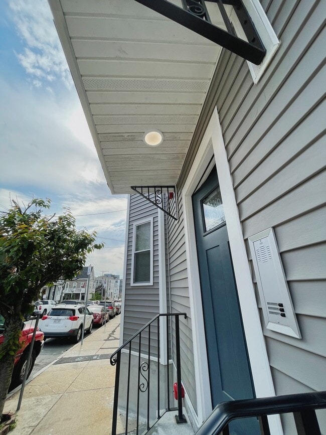 34 Falcon St, Unit 2 in Boston, MA - Building Photo - Building Photo