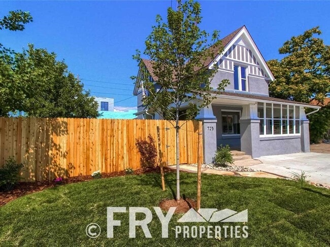 property at 725 S Lincoln St