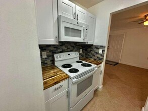 1201 Lake Victoria Dr in West Palm Beach, FL - Building Photo - Building Photo