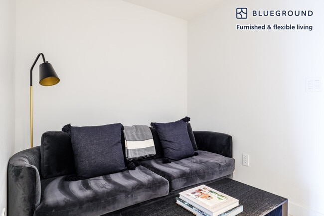399 Congress St in Boston, MA - Building Photo - Building Photo