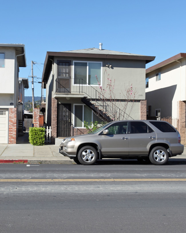 1420 Laurel St in San Carlos, CA - Building Photo - Building Photo