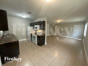 20111 NW 12th Ave in Miami, FL - Foto de edificio - Building Photo