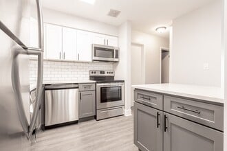 Grand Park Apartments in Forest Park, IL - Foto de edificio - Building Photo