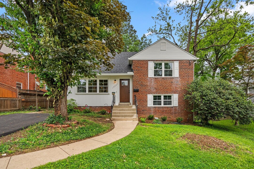 10021 Brunett Ave in Silver Spring, MD - Building Photo
