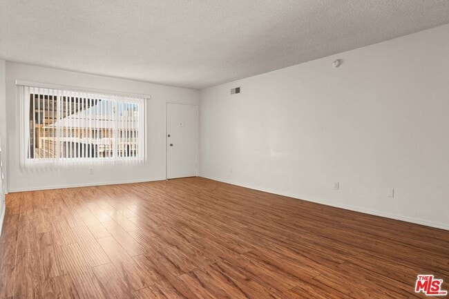 15540 Moorpark St in Los Angeles, CA - Foto de edificio - Building Photo