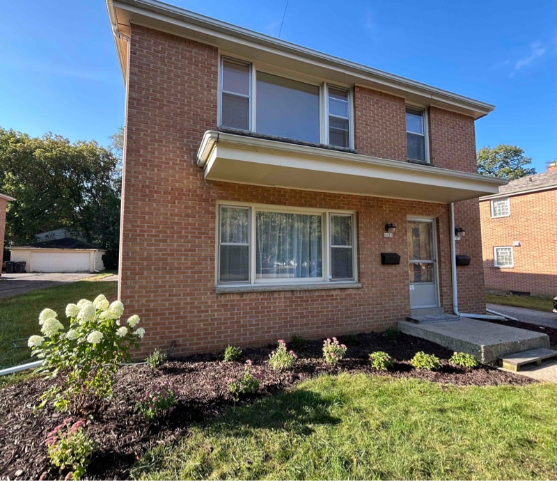 1121 Summit Ave in Waukesha, WI - Foto de edificio