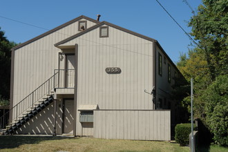 355 N Adams St in Dixon, CA - Building Photo - Building Photo