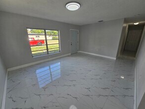 1320 NE 211th Ter in Miami, FL - Foto de edificio - Building Photo