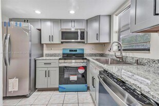 6020 Shaker Wood Cir, Unit 205 in Tamarac, FL - Building Photo