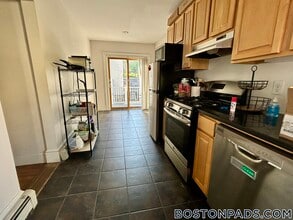 2 Greenwood Terrace, Unit 1 in Somerville, MA - Foto de edificio - Building Photo