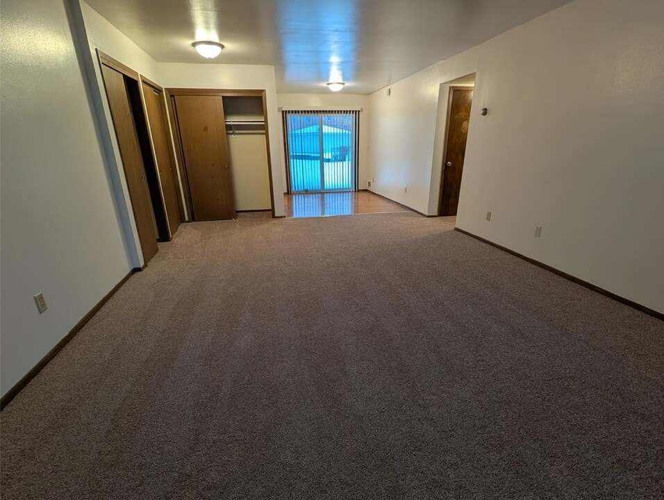 1408 E Sunset Dr in Waukesha, WI - Building Photo