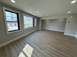 113 W Wisconsin Ave, Unit 113 Wisconsin Ave in Pewaukee, WI - Building Photo - Building Photo