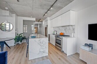 2 Gladstone Ave in Toronto, ON - Building Photo - Building Photo