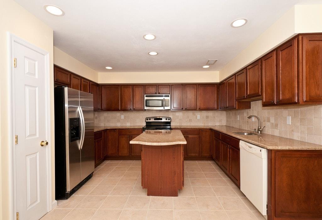 90 Foxwood Dr in Jericho, NY - Building Photo
